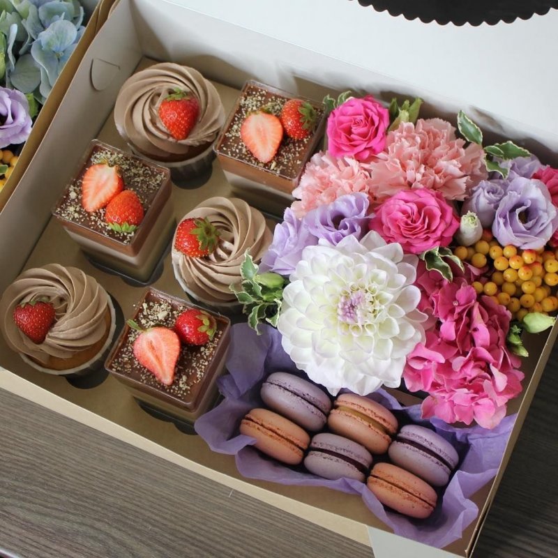 Цветы и пирожные в коробке