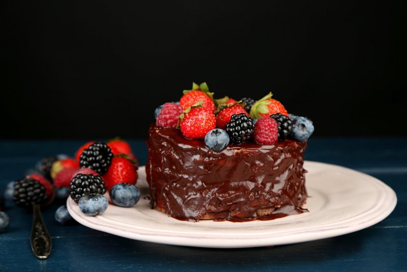 Шоколадное пирожное с ягодами