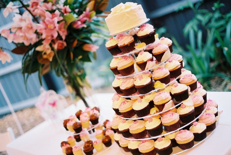 Торт свадебный с капкейками на подставке
