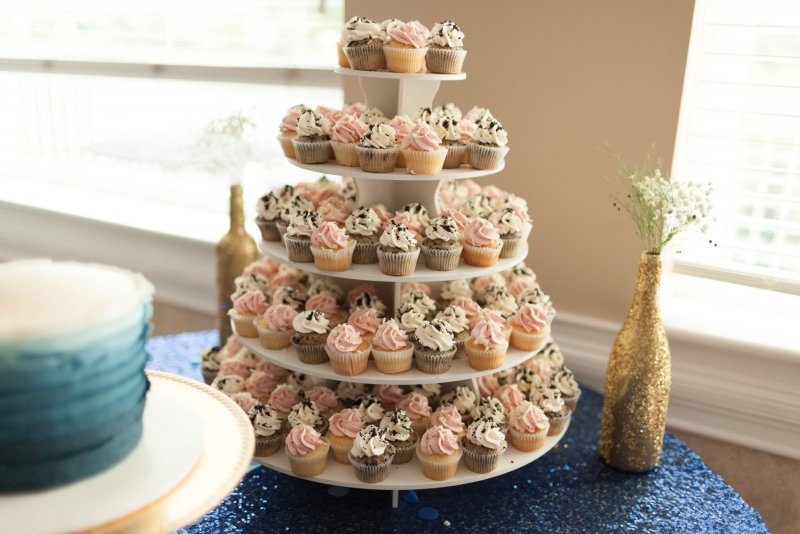 Пирожные на подставке Свадебные