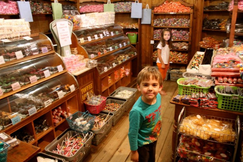 Маленький магазин сладостей