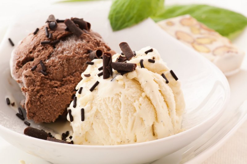 Мороженое пломбир ваниль и шоколад