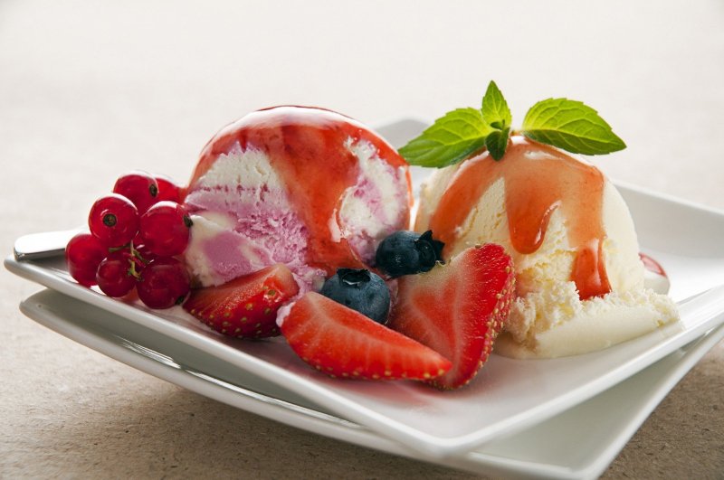 Десерт с мороженым и фруктами