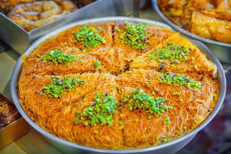 Турецкий десерт кюнефе с фисташками