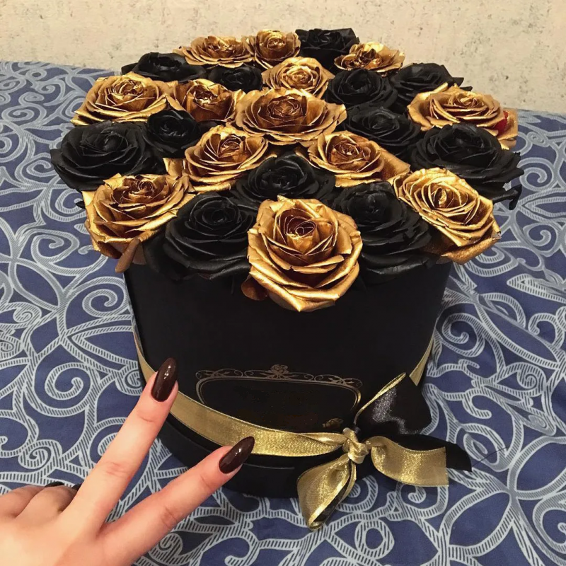 Букет из шоколадных роз. Розы из шоколада букет. Золотые розы в коробке. Шоколадные букеты в коробках.