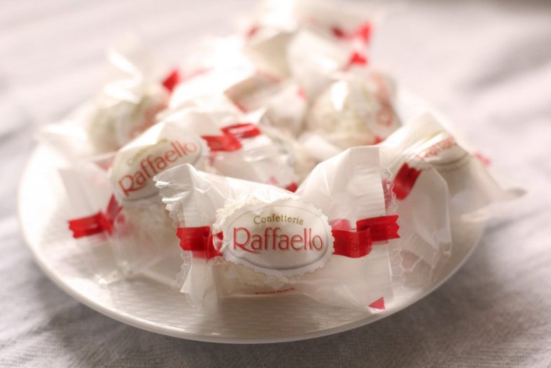 Много конфет Рафаэлло