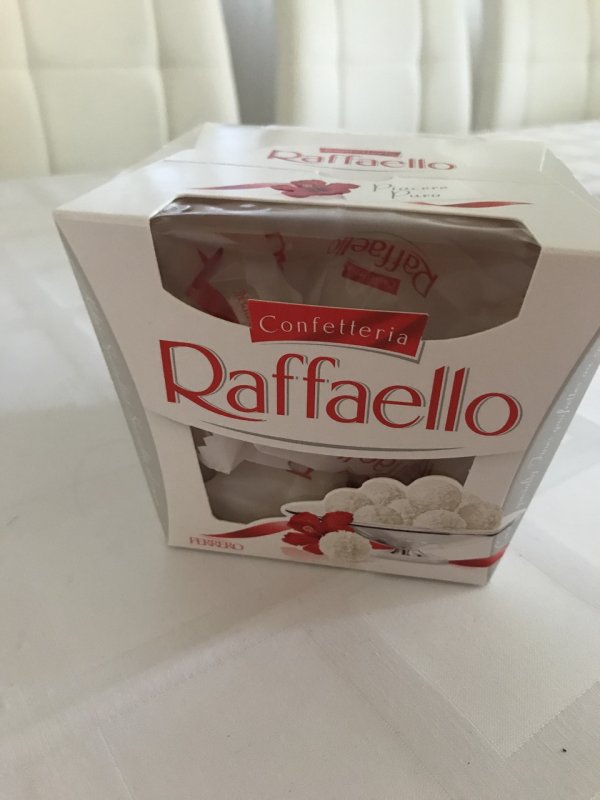 Коробка конфет Рафаэлло на столе