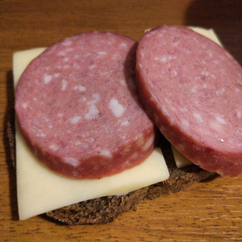 Бутерброд с колбасой и сыром