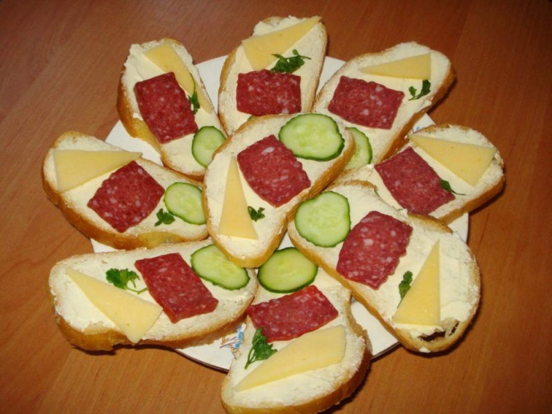 Бутерброд с колбасой