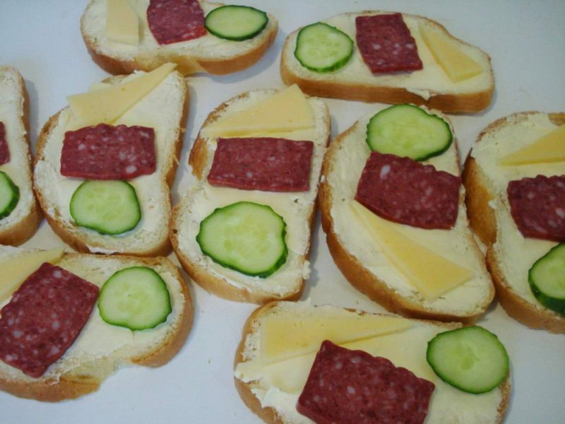 Бутерброды с колбасой на праздничный стол
