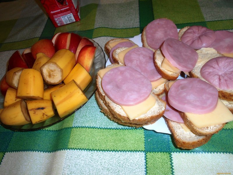 Бутерброды с колбасой и огурцом