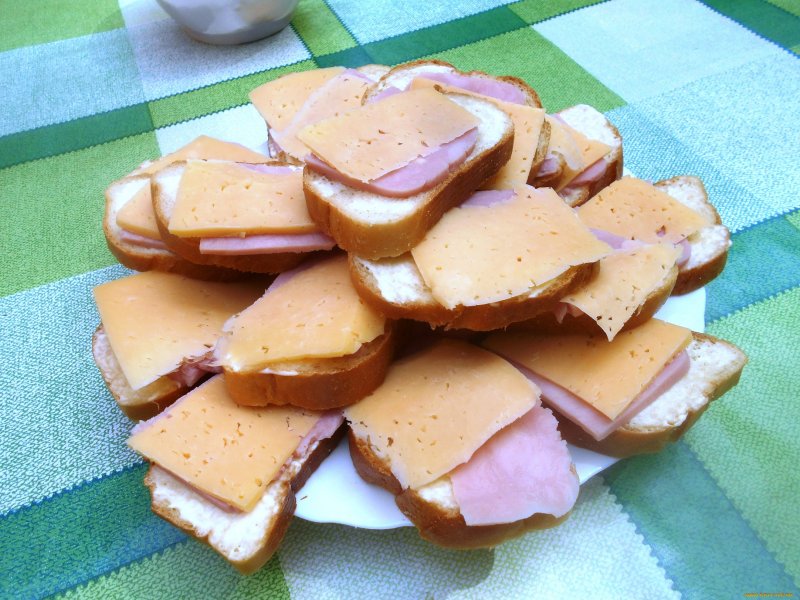 Бутерброд с маслом и колбасой