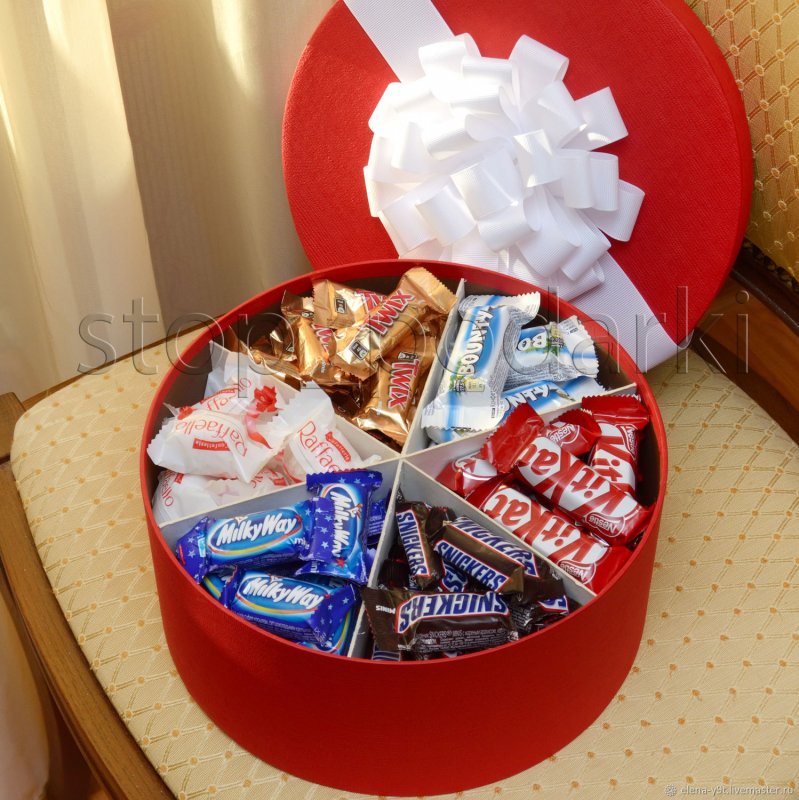 Раскладывающаяся коробка для подарка со сладостями