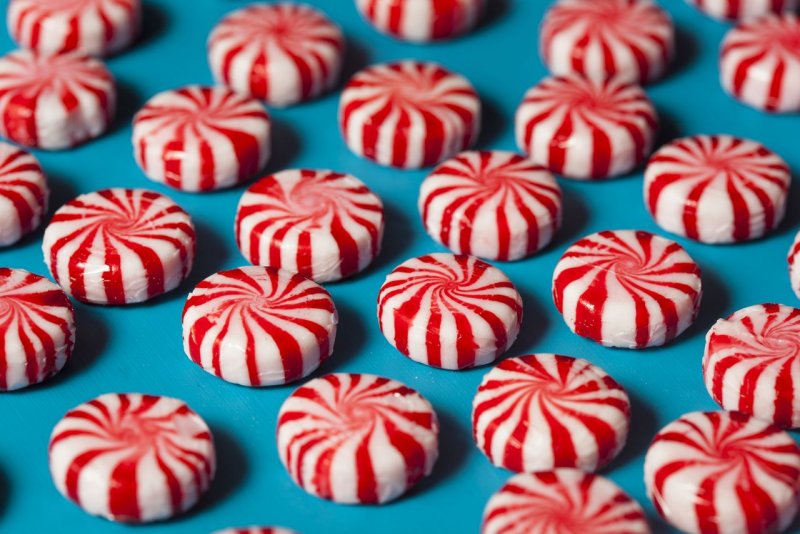 Красно белые конфеты круглые