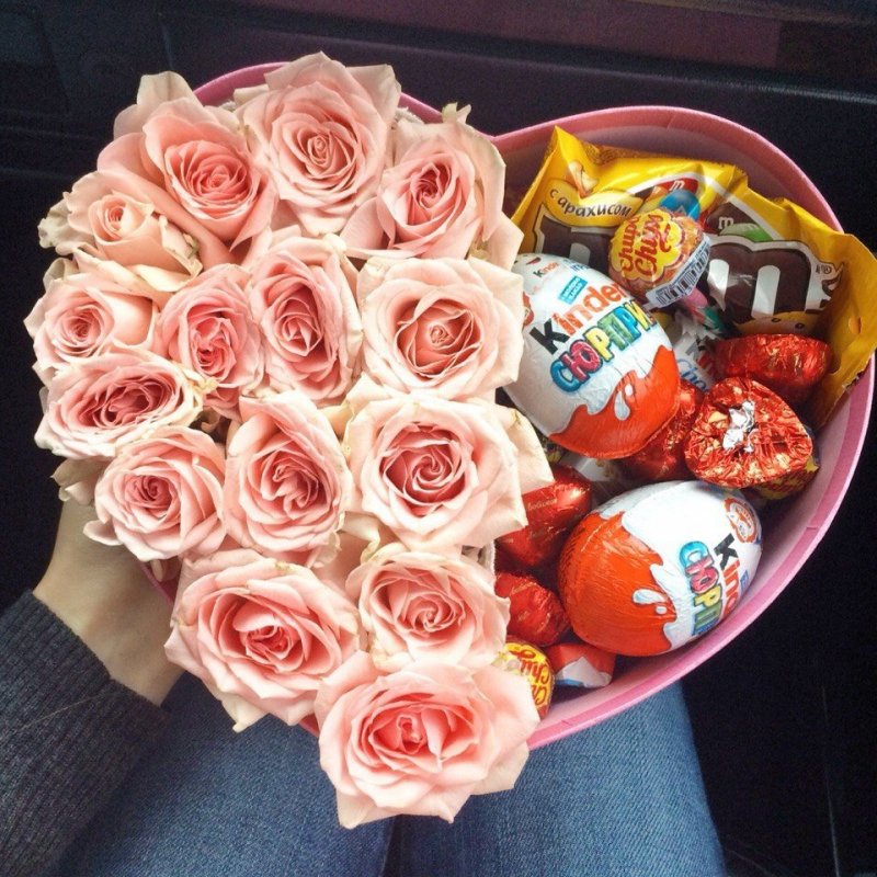 Букет цветов со сладостями