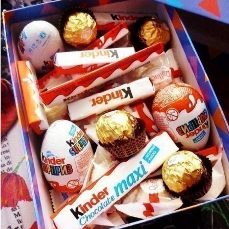 Коробка со сладостями и шоколадом.