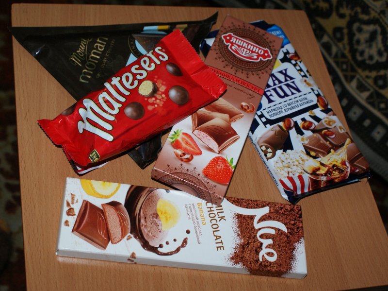 Шоколадка на столе дома