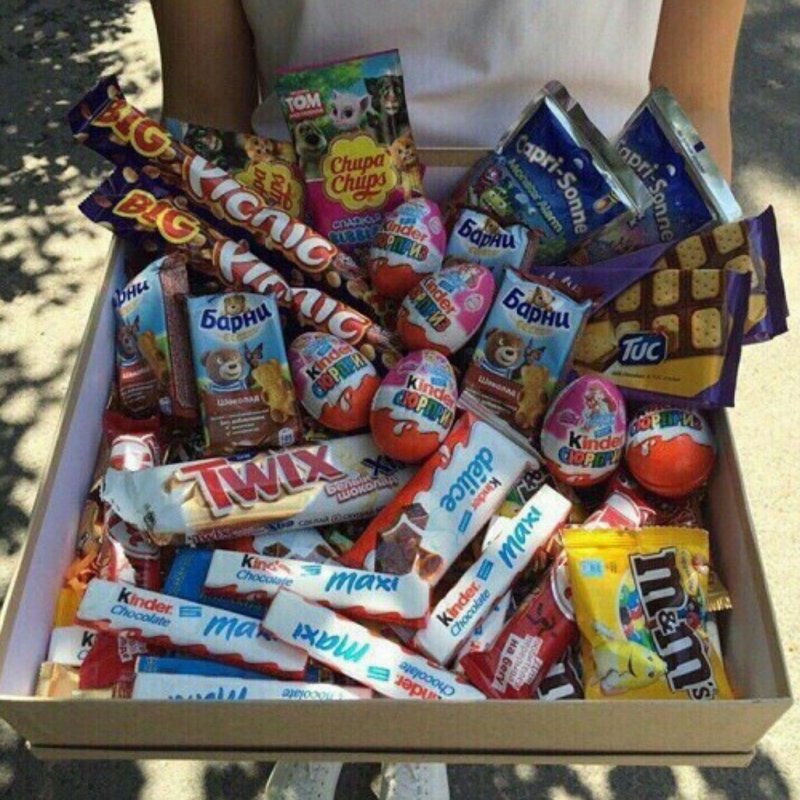 Огромная коробка сладостей