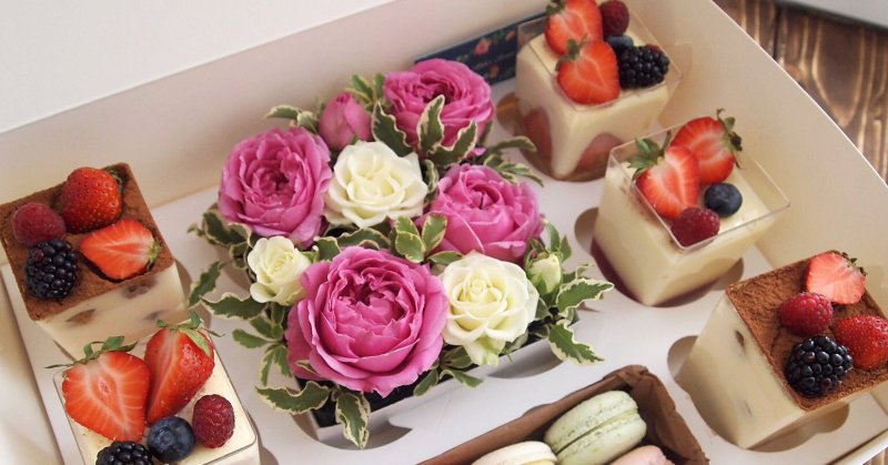 Набор пирожных с цветами