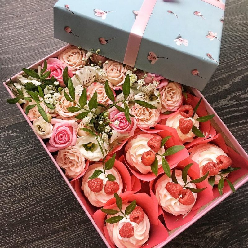 Коробка капкейков с цветами