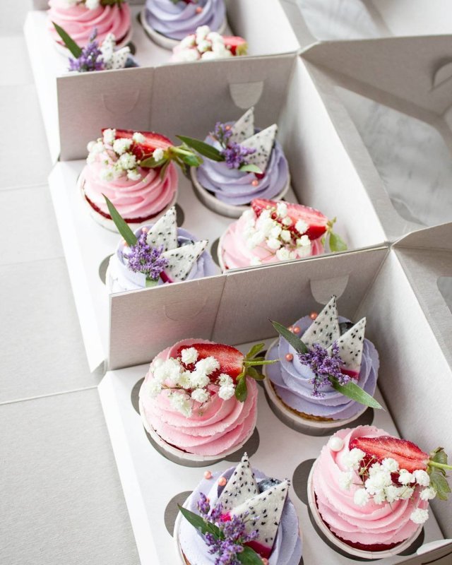 Коробка с цветами и пирожными