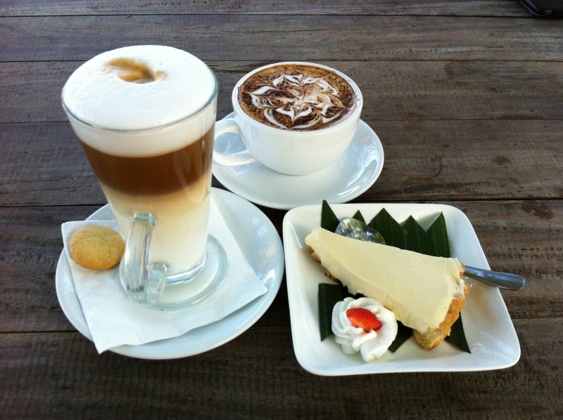Капучино в кафе с десертом