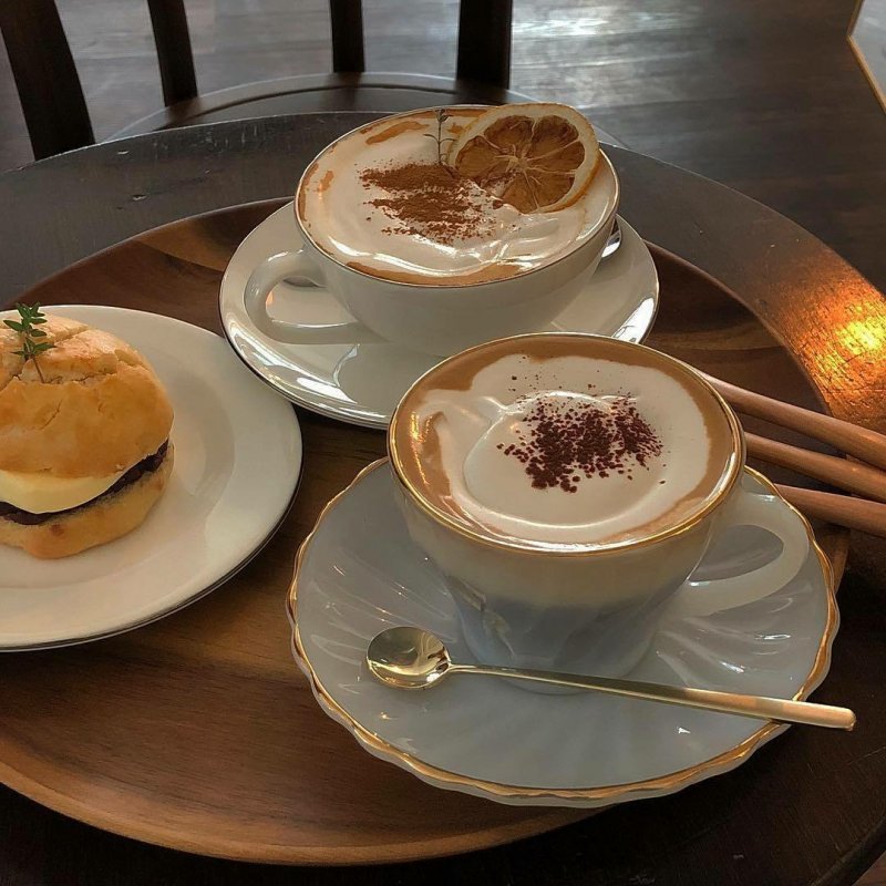 Чашка кофе и пирожное в кафе
