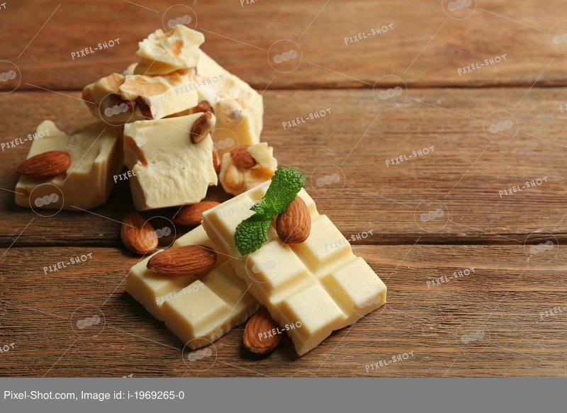Белая шоколадка с орехами