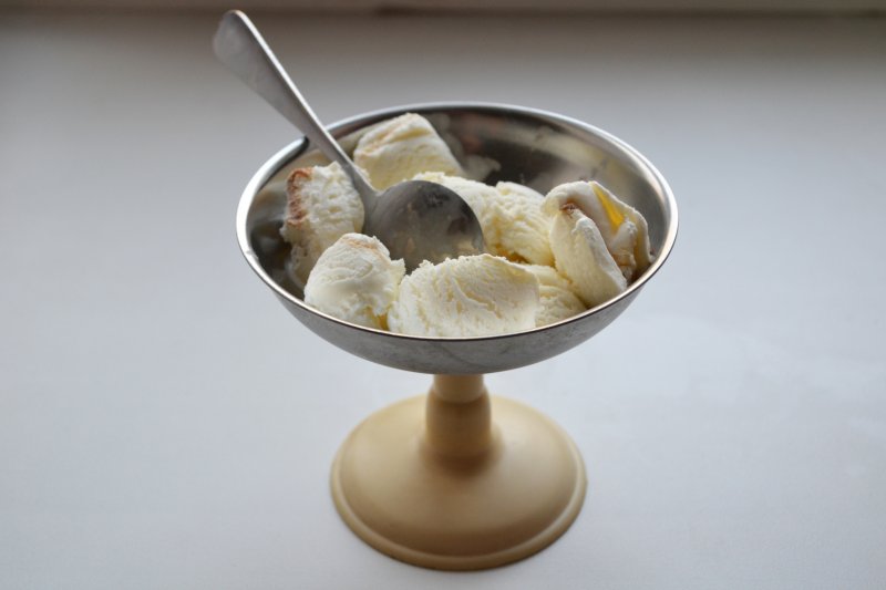 Шарики мороженого в креманке