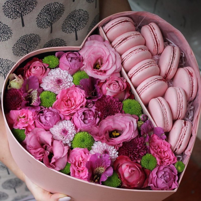 Коробочки с цветами и сладостями