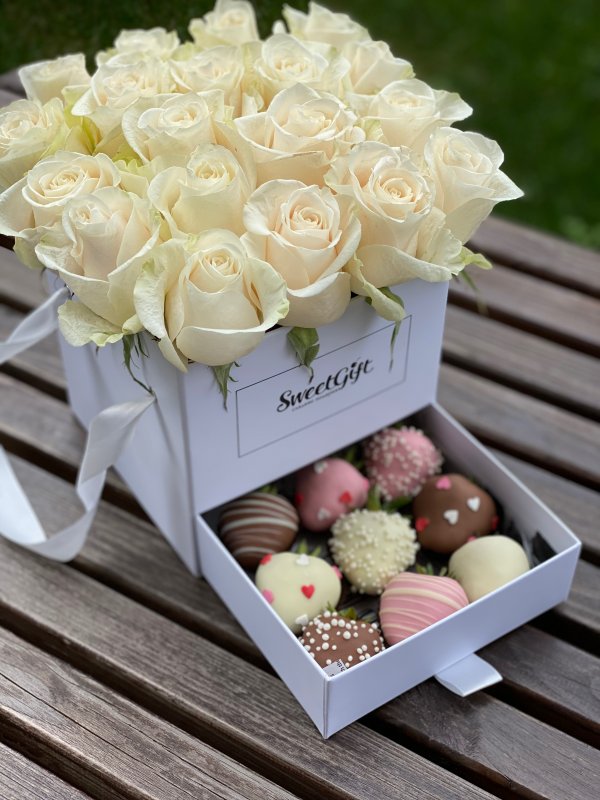 Цветы с конфетами в деревянной коробке