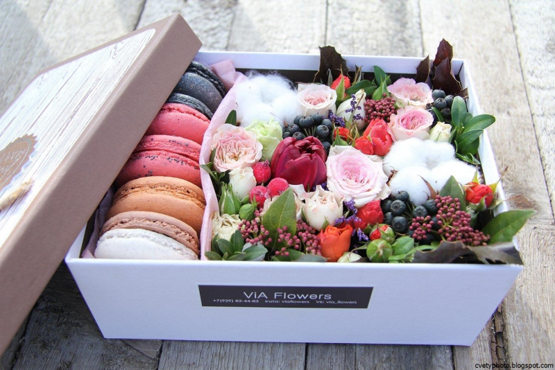 Коробочки с цветами и шоколадными буквами