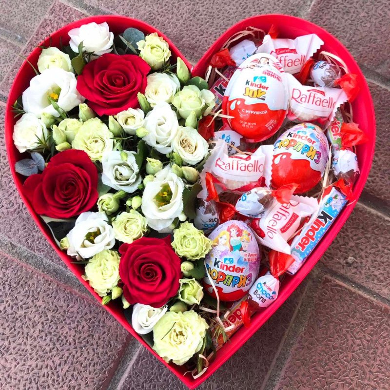 Букет с цветами и конфетами Ферреро Роше