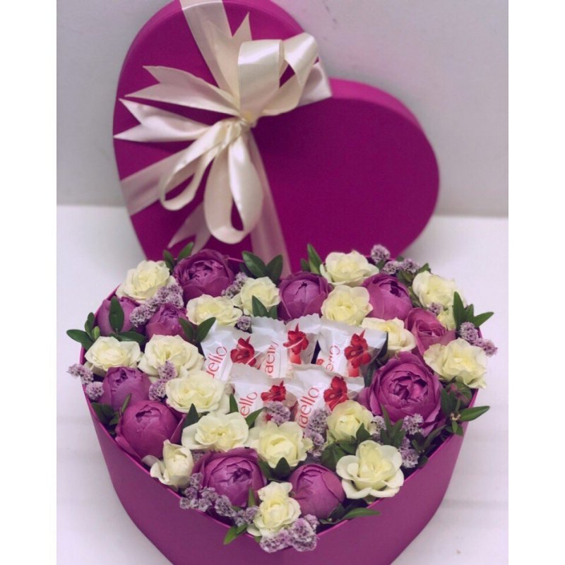 Коробочка с цветами и конфетами