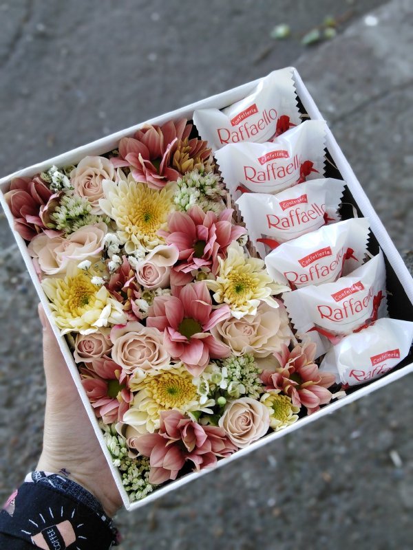 Конфеты в коробке с цветами