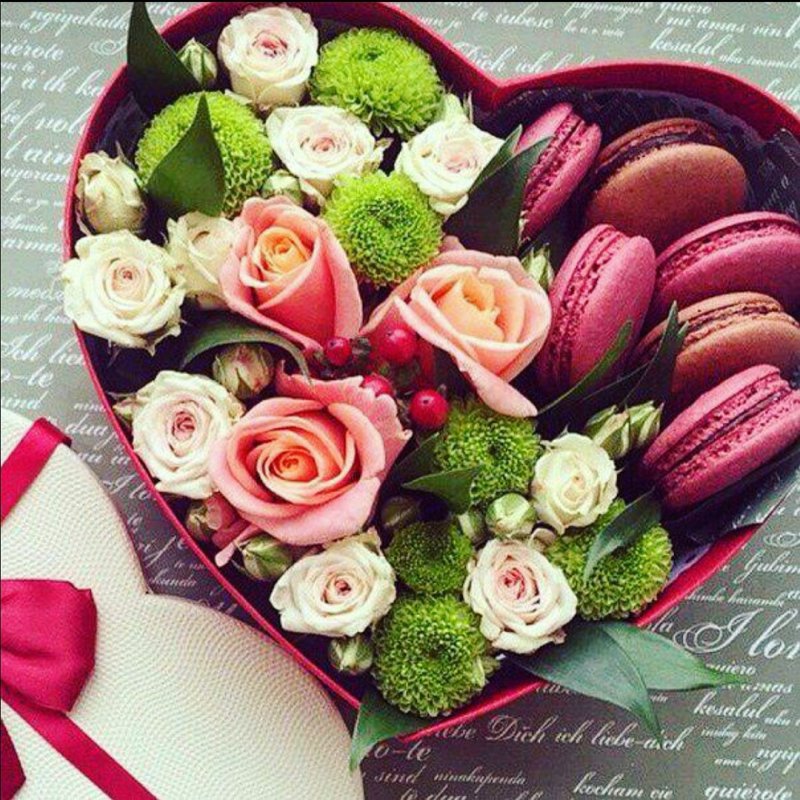 Коробка конфет с цветами живые цветы и конфеты
