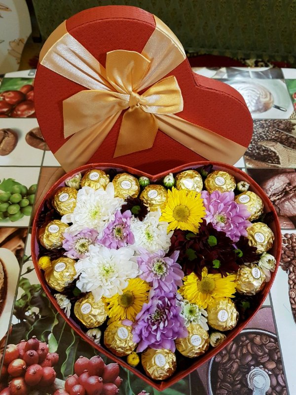 Коробочки с цветами и сладостями