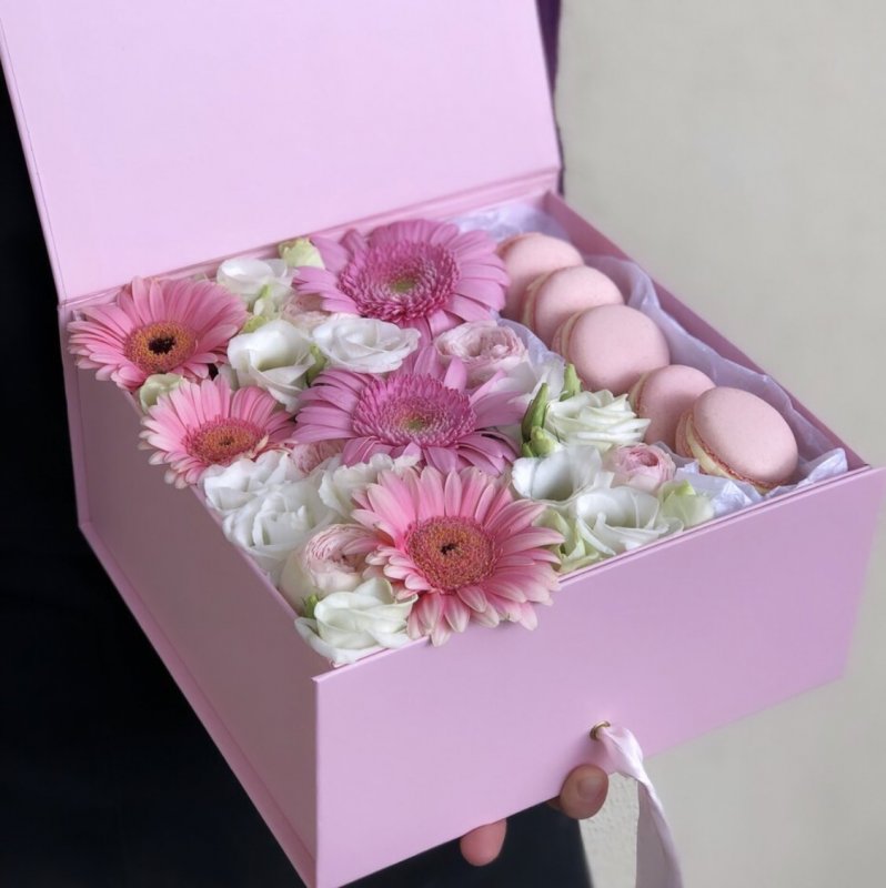 Коробки с цветами и сладостями