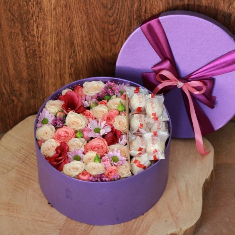 Коробочка из конфет и цветов
