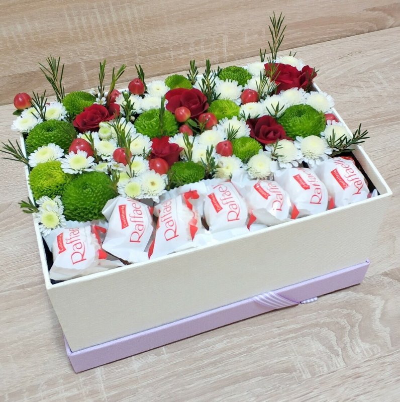 Композиция с цветами и конфетами в коробке