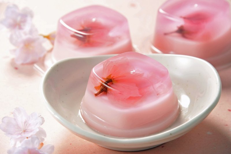Японский десерт Сакура в персиковом желе