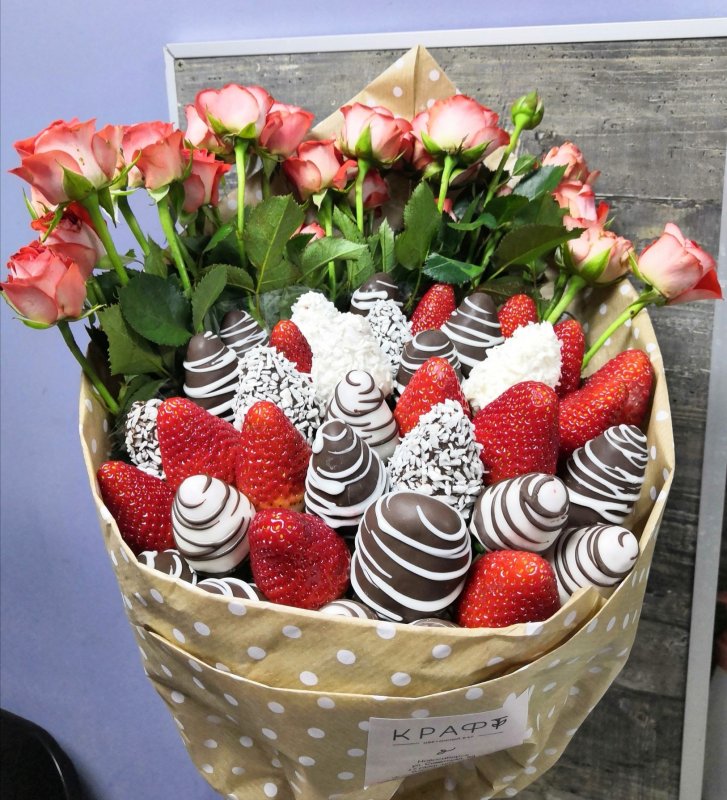 Букет цветов с клубникой в шоколаде