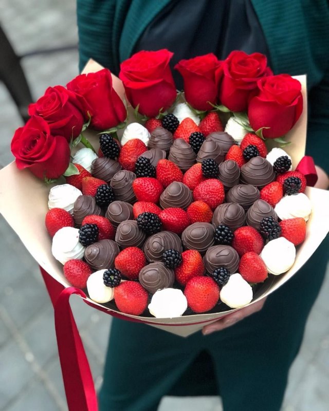 Розы и клубника в шоколаде