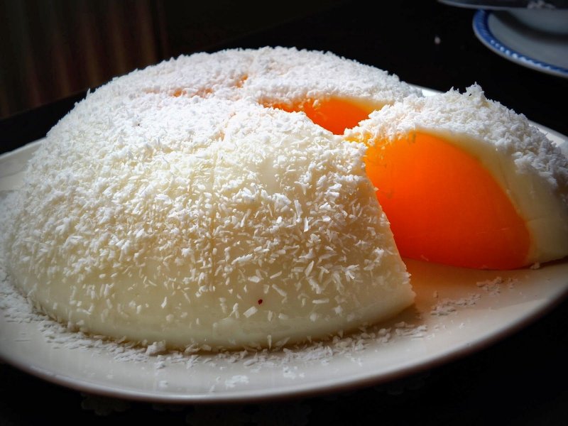 Десерт страусиное яйцо кокосовой стружкой