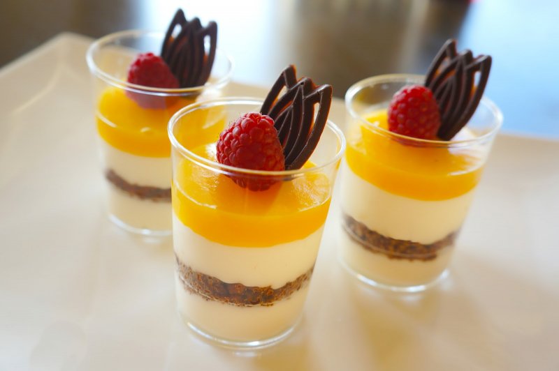 Десерты с фруктами в стаканчиках