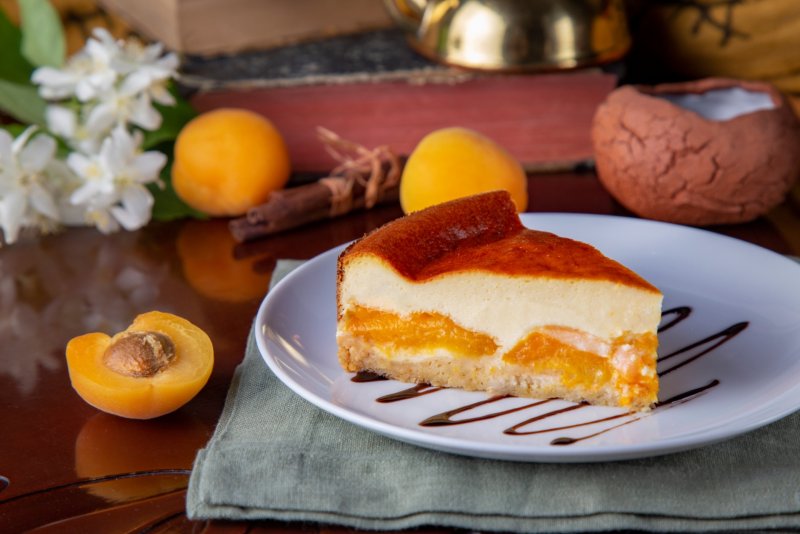 Десерт из персиков подача