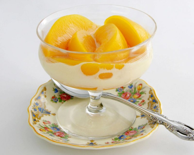 Десерт с персиком в стакане