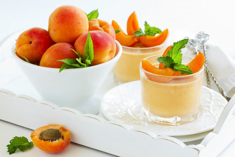 Десерт с персиками