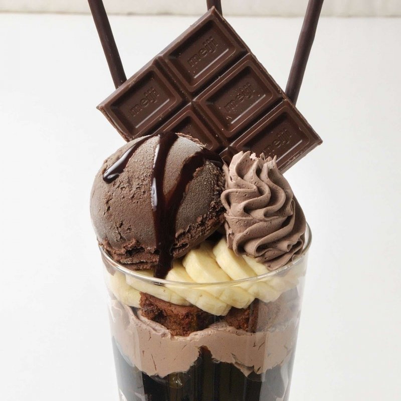 Шоколадное мороженое шарик