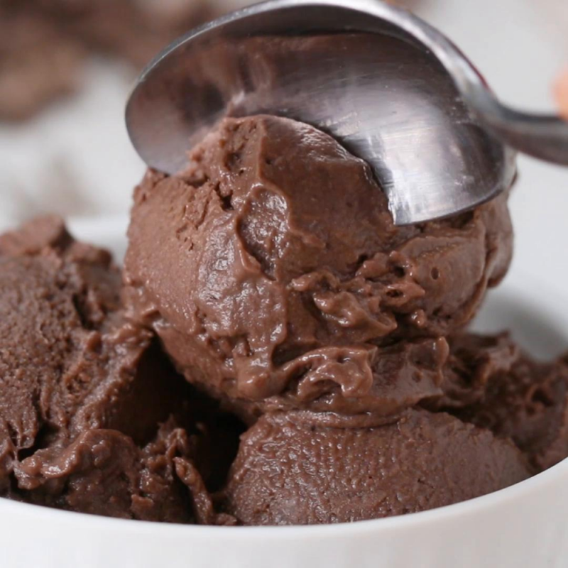 Шарик шоколадного мороженого
